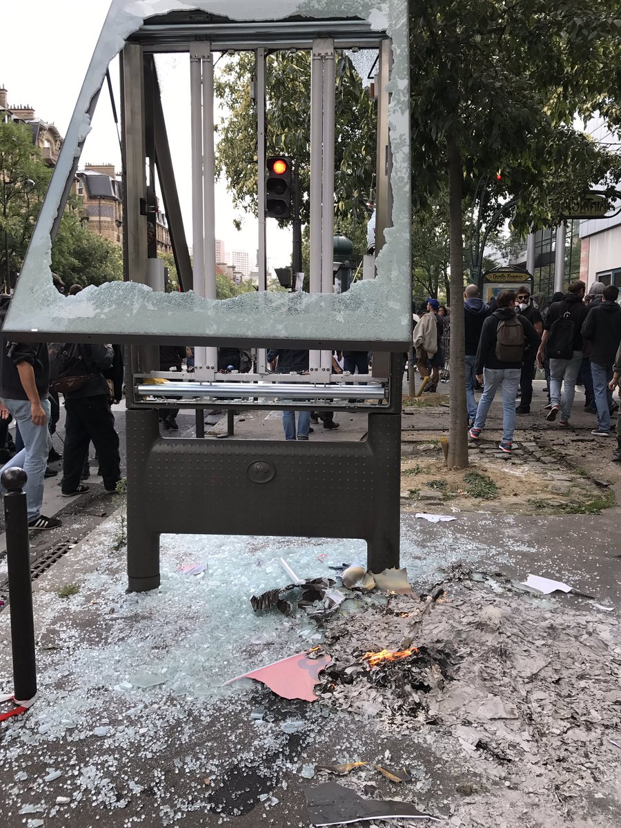 Protestolarda polis ile göstericiler arasında arbede